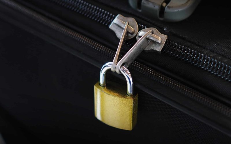 Faut-il mettre un cadenas sur sa valise en soute ?